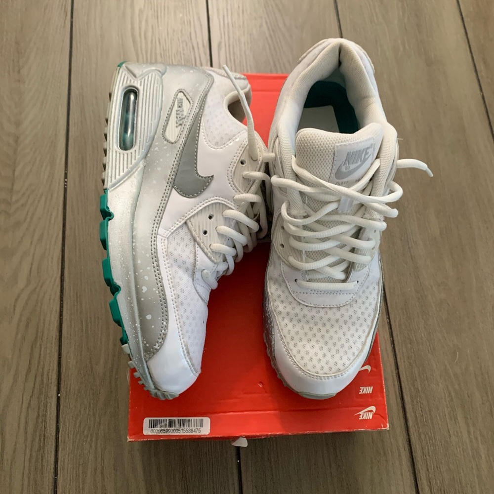 White and silver/grey Nike Air Max 90